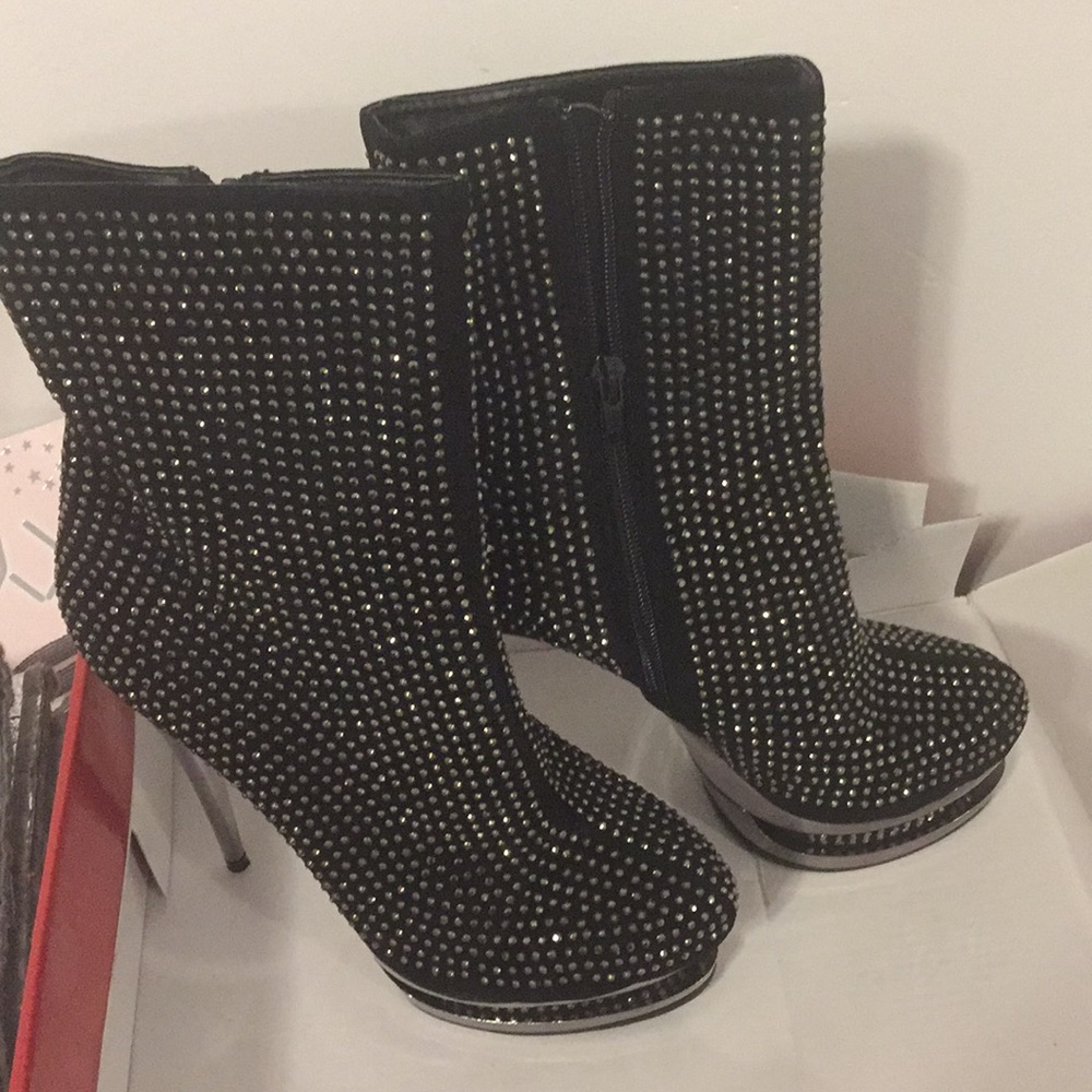 Red kiss boots!